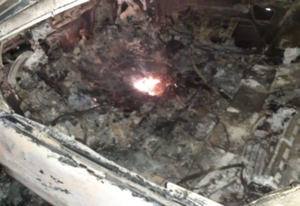 Un tânăr a dat foc la patru autoturisme. El nu a putut să explice gestul în fața anchetatorilor