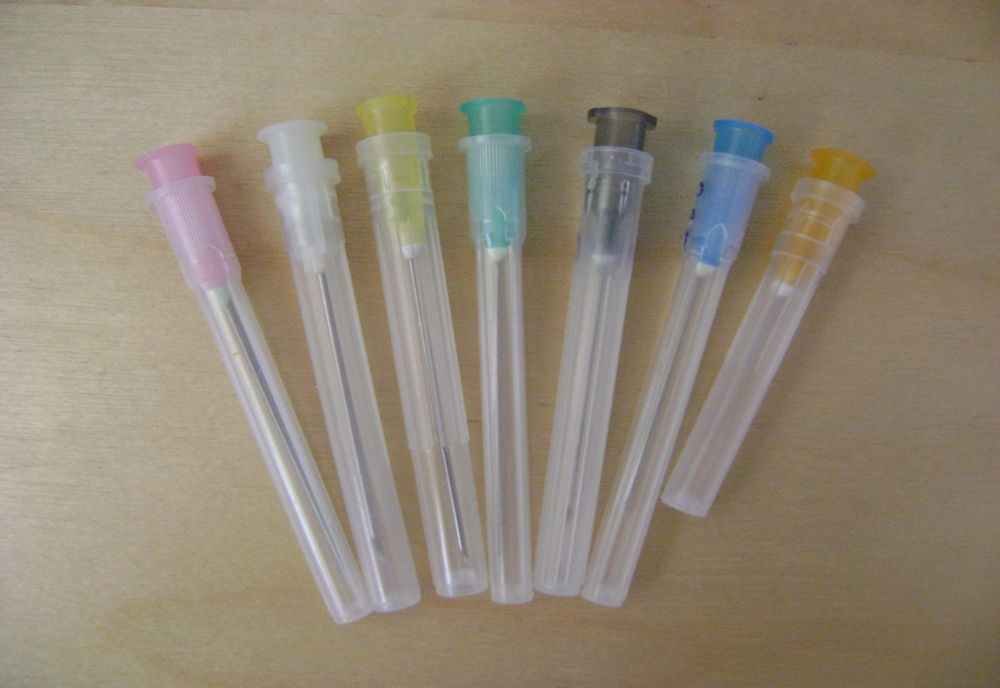 Frica de acul de seringă i-a adus unui bărbat din Bacău un an de închisoare