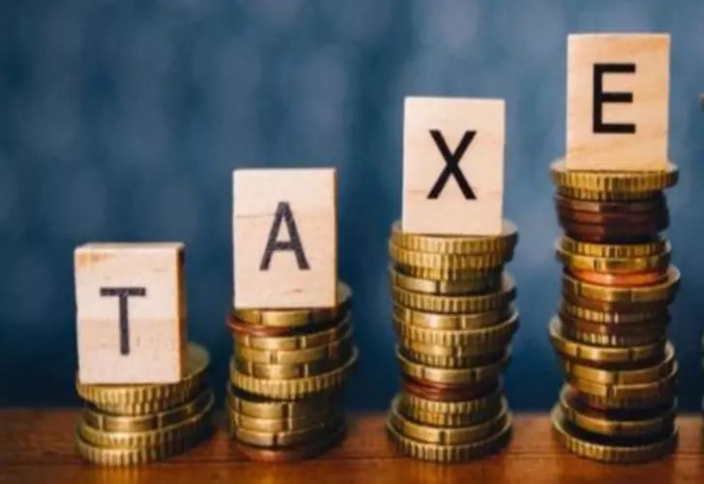 Noi taxe de la 1 ianuarie 2023 - Pentru ce vor scoate românii mai mulți bani din buzunar