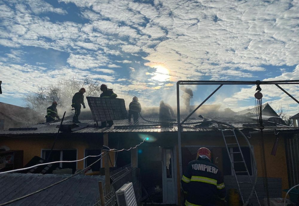 O familie din Bacău a rămas fără locuință în prag de sărbători