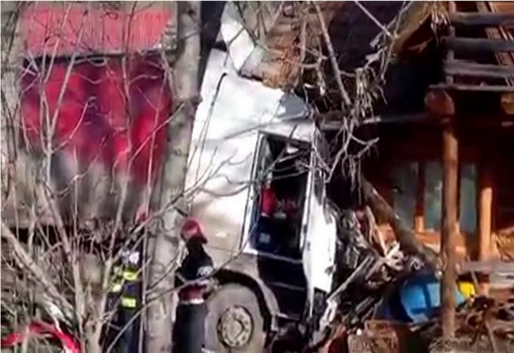 Un TIR s-a oprit în casa unui localnic din Brusturoasa