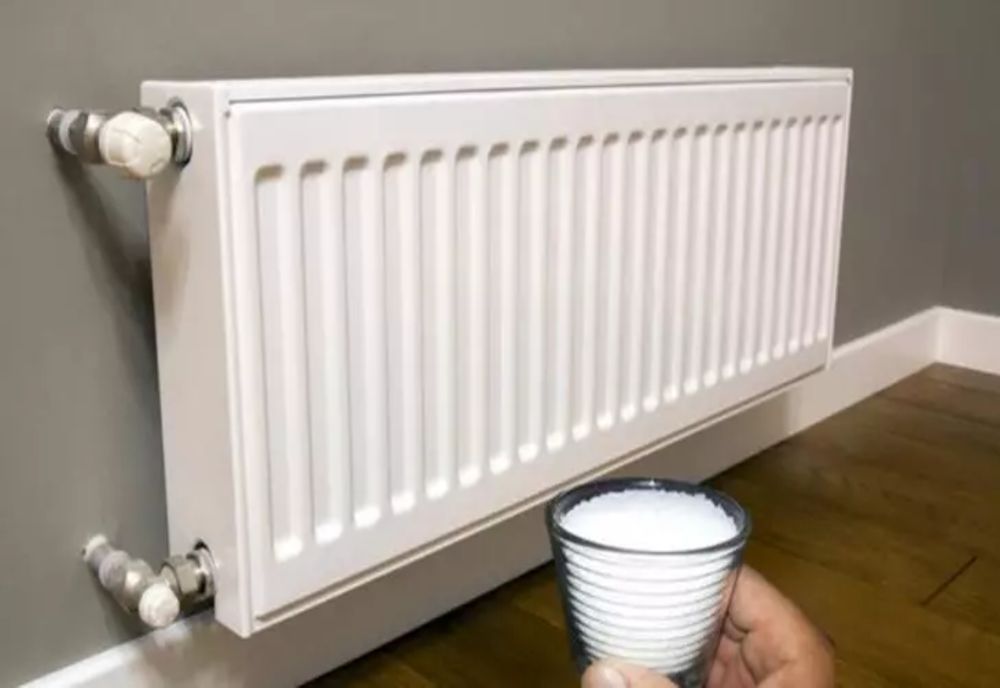De ce trebuie să pui un pahar cu sare sub calorifer. Truc genial