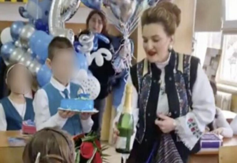 Ziua unui elev din Bacău, sărbătorită la școală cu o cântăreață și animatori