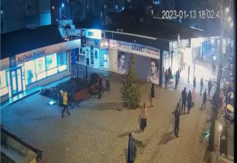 Polițistă în misiune, lovită de un adolescent - VIDEO