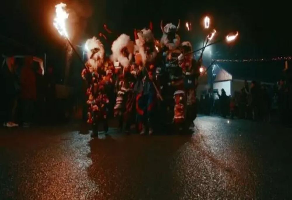 Paradă mai „specială”, în Bacău. În ce au defilat costumați oameni prezenți la eveniment (VIDEO)