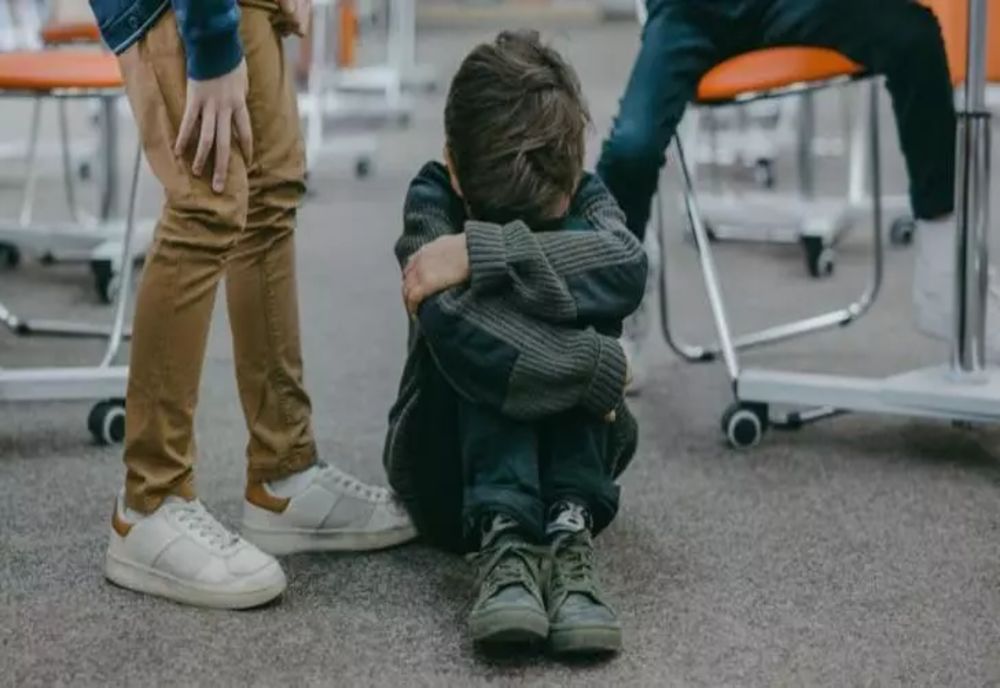 Caz revoltător la Bacău: Elev minor, băgat într-o cușcă de câini. Colegii îl umilesc repetat de un an de zile, inspectoratul, acuzat că nu face nimic