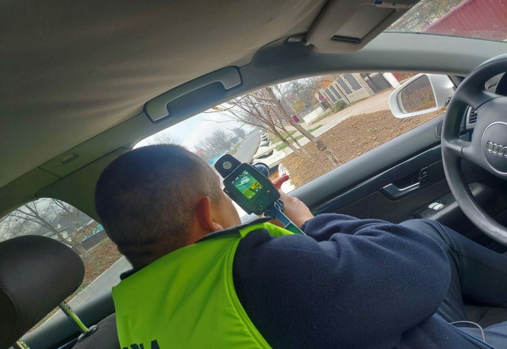 Un sucevean a rămas fără permis în județul Bacău. Bărbatul circula cu viteză peste limita legală