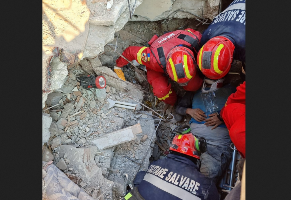 Un bărbat a fost scos de sub dărâmături de către salvatorii români. El a stat mai bine de 150 de ore sub ruine