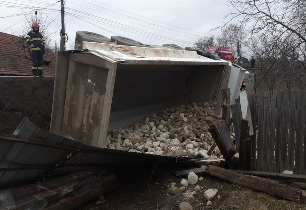Basculantă răsturnată pe raza localității Căiuți