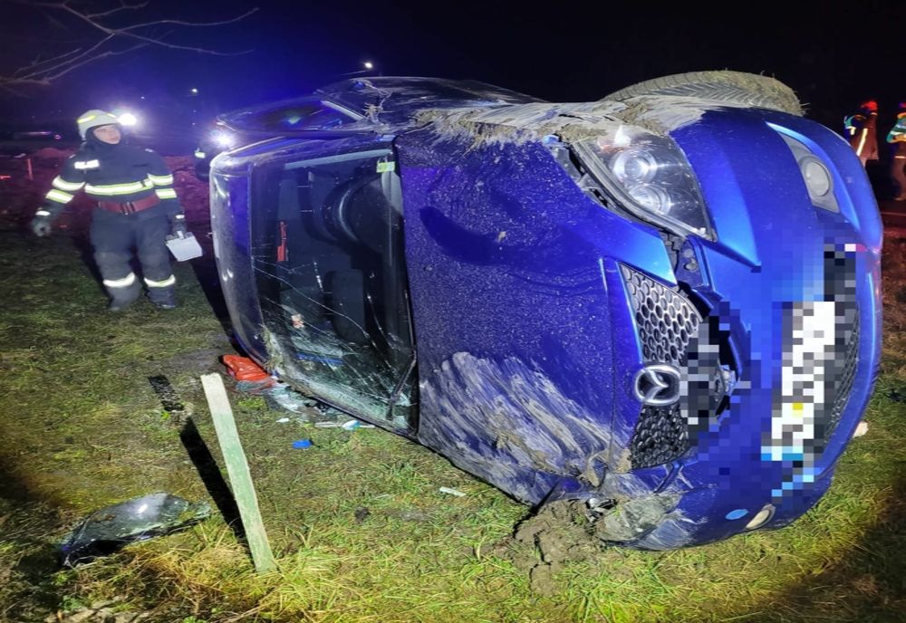 O șoferiță s-a răsturnat cu mașina în șanț