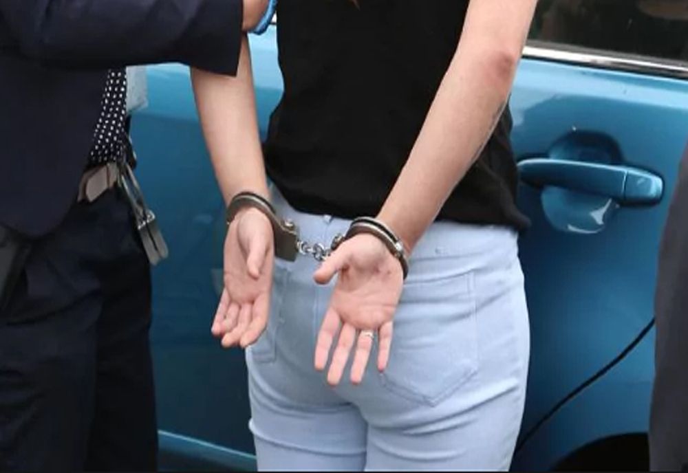 Cinci ani de închisoare pentru o femeie care păcălea șoferii cu polițe RCA false