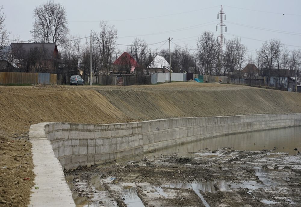 Zid de apărare a malului stâng al râului Trotuș în lungime de 600 de metri, finalizat în Gura Văii