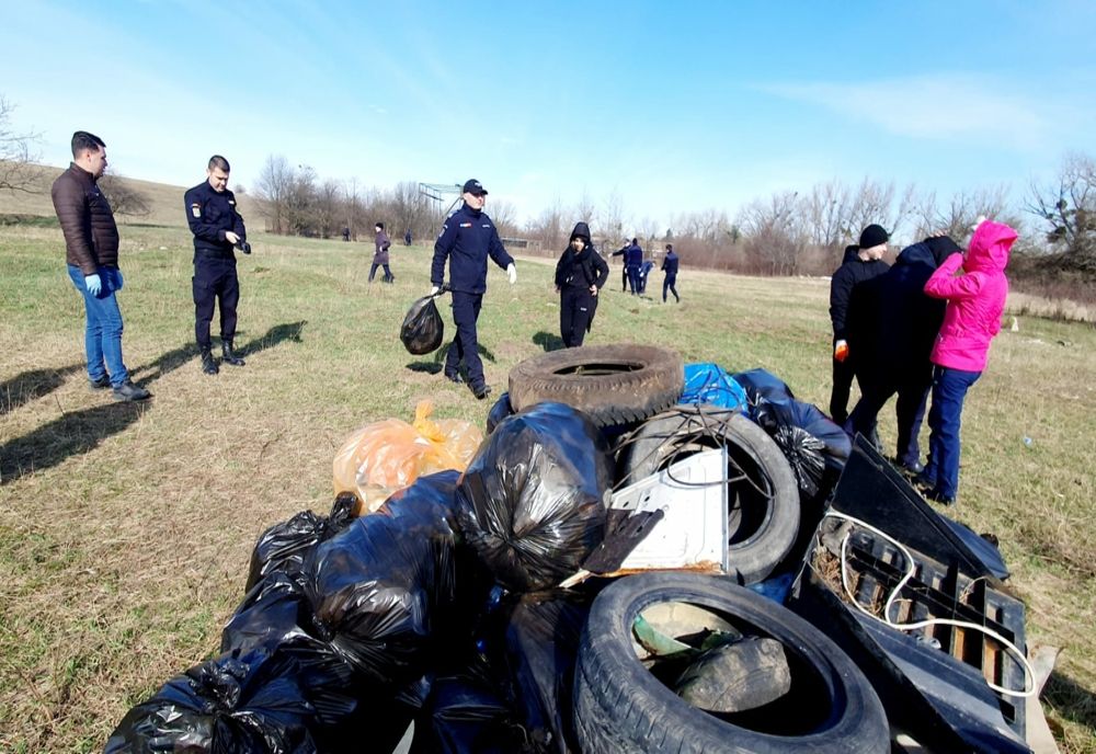 Jandarmii băcăuani o "altfel de misiune": un mediu înconjurător mai curat, fără peturi și ambalaje!