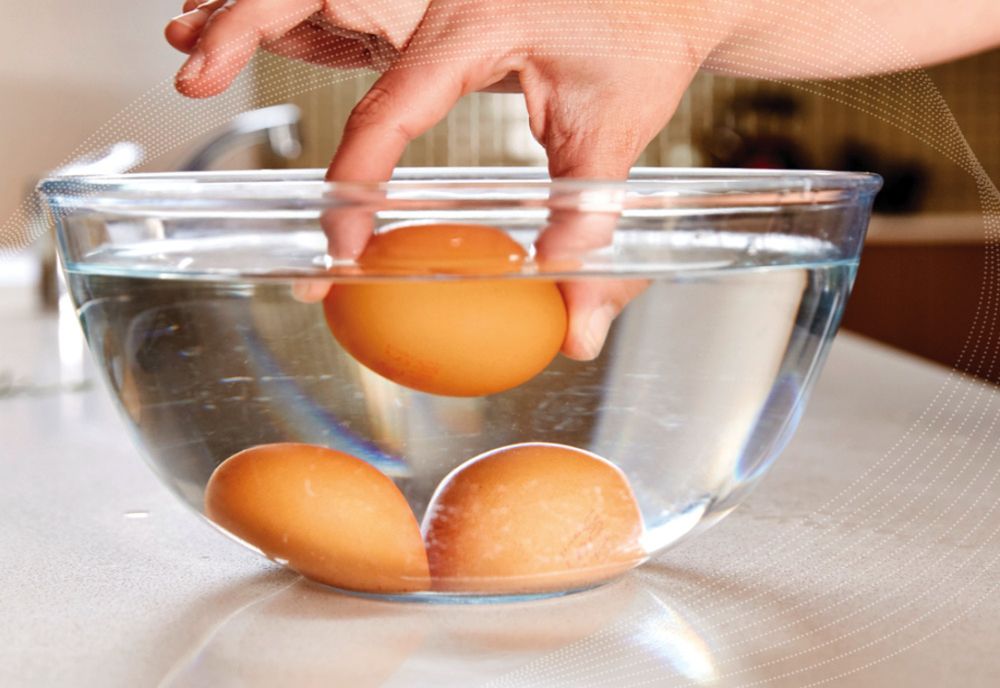 Ingredientul pe care trebuie să-l pui în apa în care fierbi ouăle, pentru a se curăța ușor