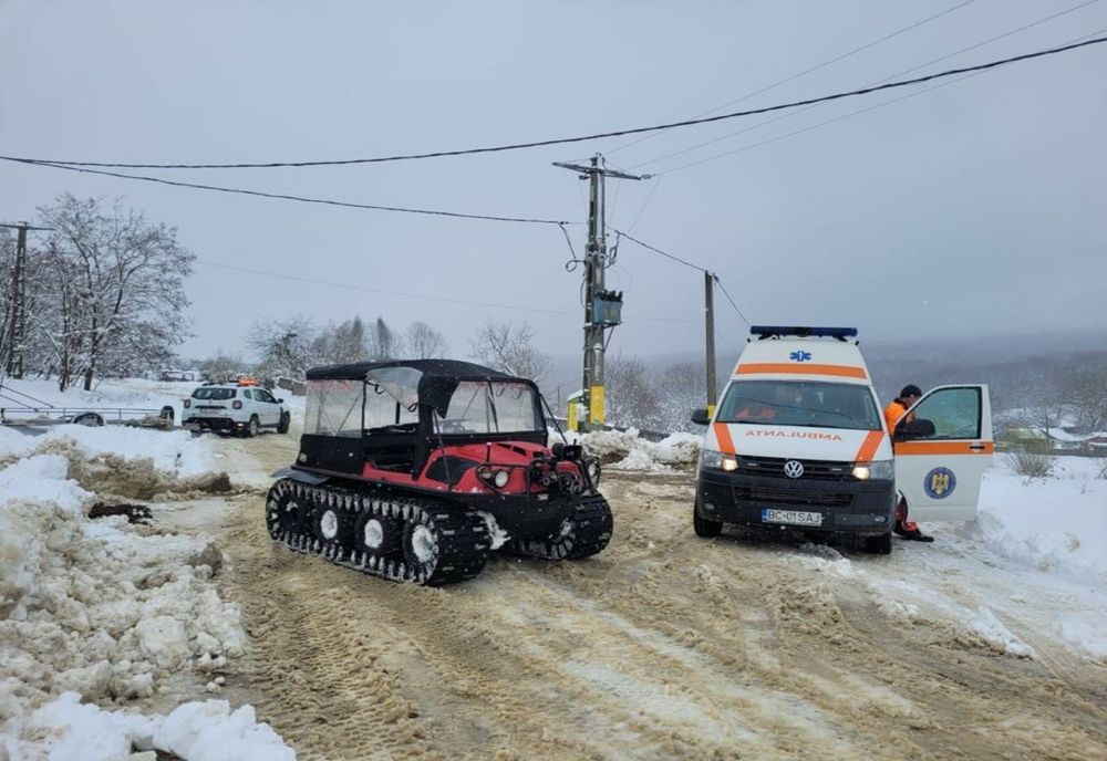 Lipova. Un copil cu febră transportat cu șenilata până la ambulanță