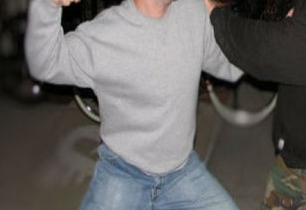 S-a îmbătat, l-a bătut pe fratele său, a spart tot prin casă, apoi a ieșit pe stradă să atace trecătorii. Bărbatul a ajuns în arest