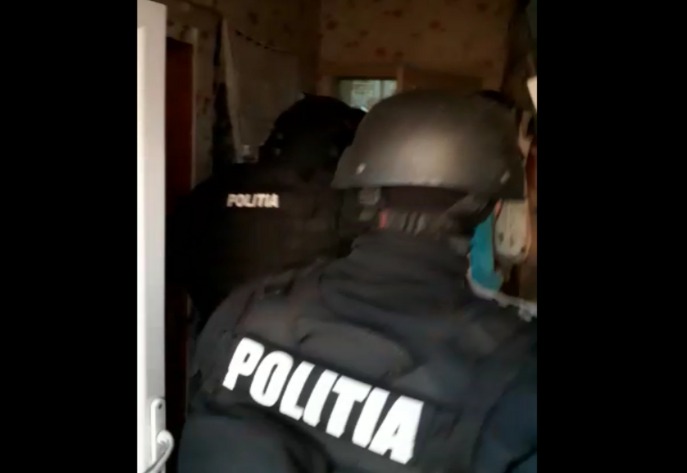 Adolescent de 14 ani, reținut cu mascații după ce a bătut un bărbat. Cine a mai participat la scandal