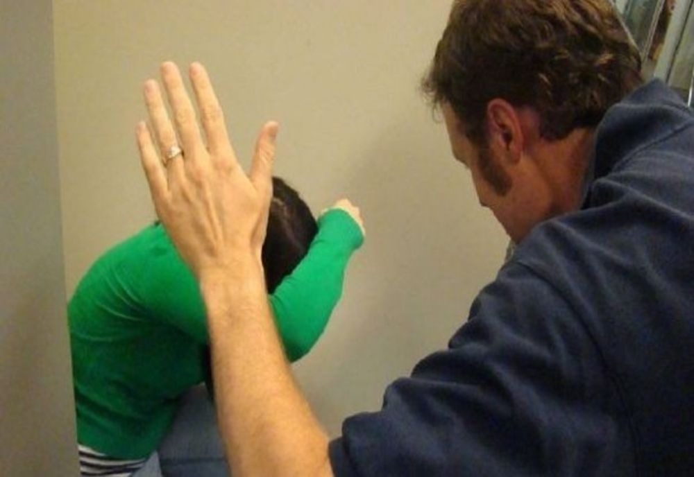 Un tată, reclamat de fiică pentru agresiune împotriva mamei acesteia. Bărbatul a fost arestat preventiv