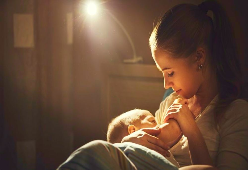 Alăptatul influențează mai târziu rezultatele copilului la testele de la școală