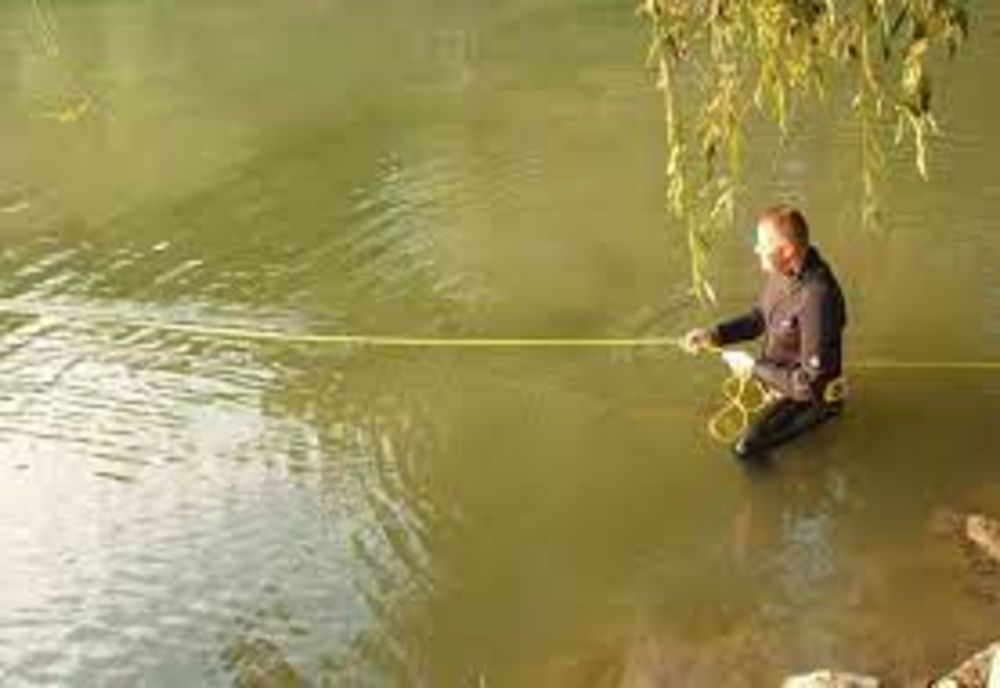 S-a dus sa prindă pește în Siret și a pescuit un .... cadavru!
