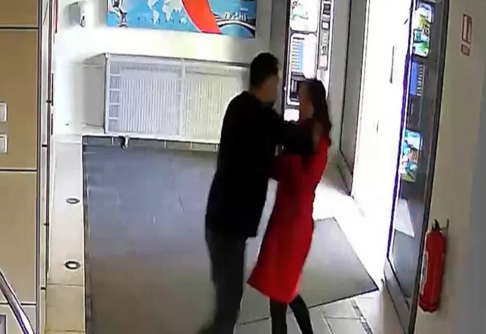 Înregistrarea video cu momentul în care jurnalistul sportiv Marian Olaianos o agresează fizic, în incinta TVR, pe colega sa Nadine Vlădescu 