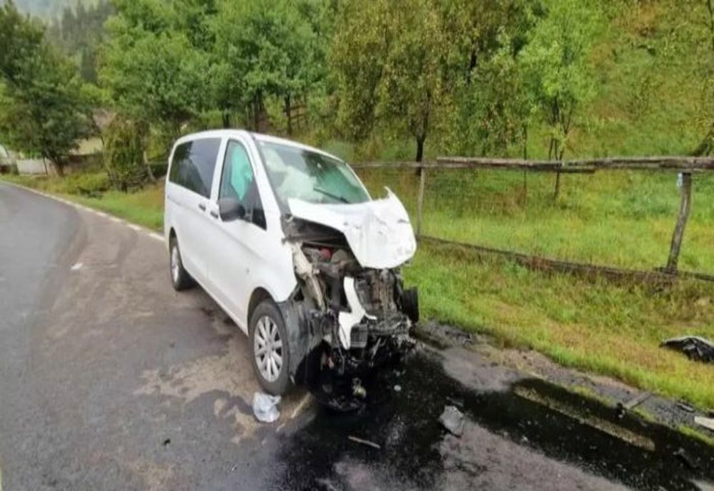 Microbuz cu 7 copii, implicat într-un grav accident de circulație în județul Bacău - FOTO
