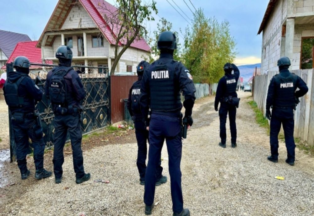 Cinci persoane reţinute, după ce au aruncat cu pietre în maşinile de poliţie venite să ridice un arestat preventiv