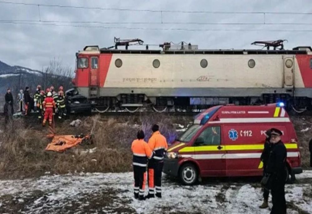 Accident grav în Bacău: Un tren cu 30 de călători a lovit o mașină. Doi tineri au murit
