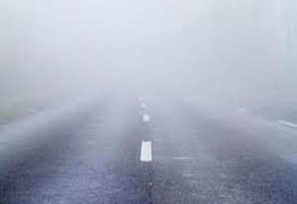 Ceață și risc de polei, sâmbătă dimineață, în 16 județe. Vizibilitatea este redusă