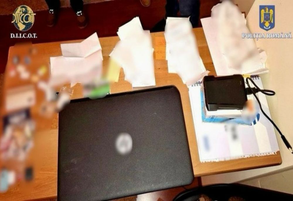 PERCHIZIȚII ÎN BĂCĂU ȘI SATU MARE: ROMÂNI SUSPECTAȚI CĂ AU CLONAT CARDURI FOLOSITE LA BENZINĂRII DIN FRANȚA