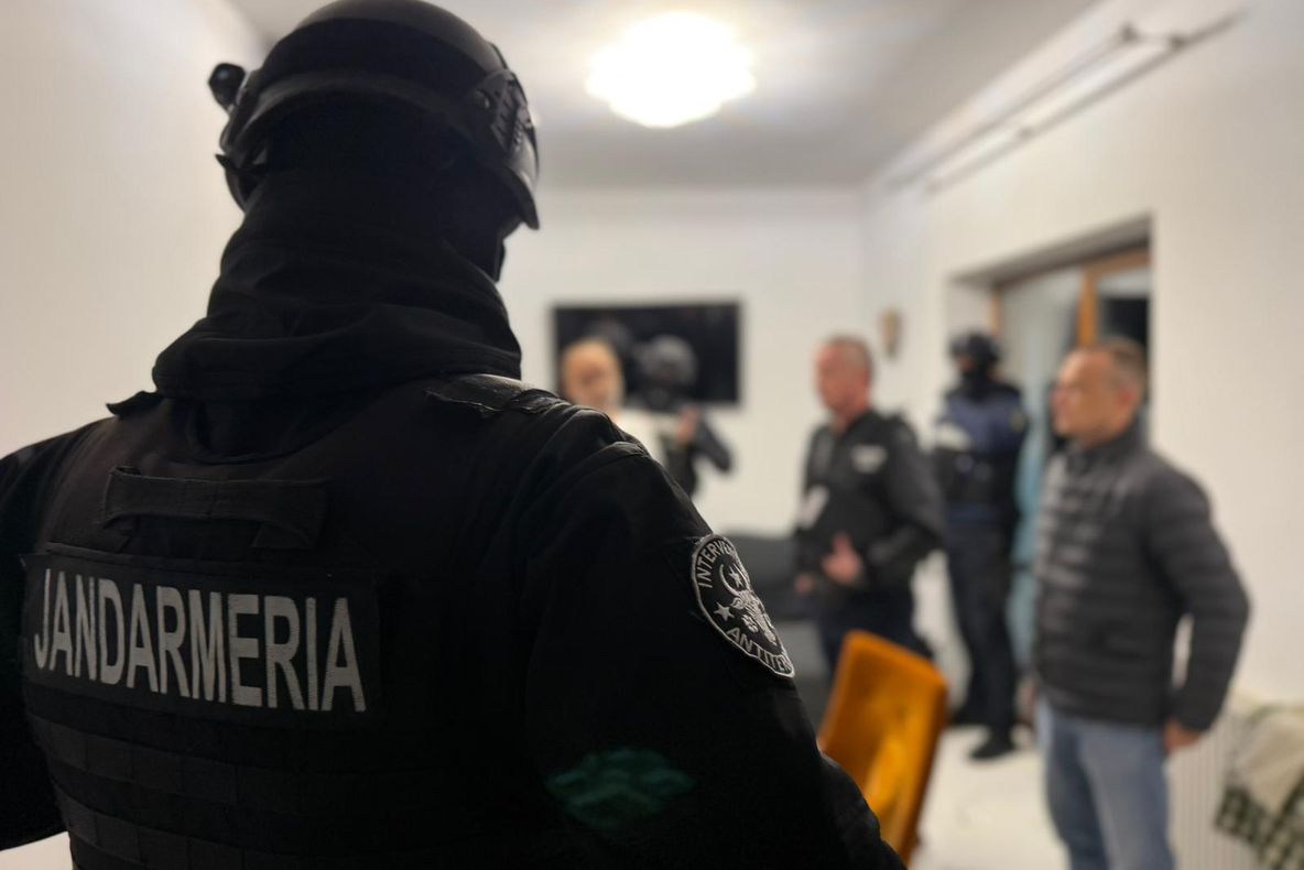 Bunuri de 120.000 de euro, recuperate de polițiștii băcăuani în urma unor percheziții la Moinești, județul Bacău