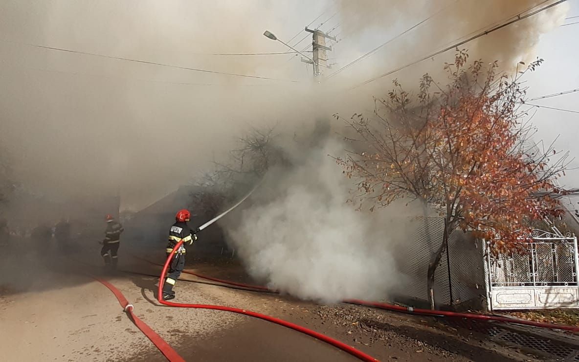 Incendiu de proporții la Poduri, județul Bacău