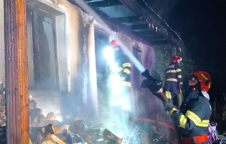 Incendiu puternic la o casă din Hemeiuși - pompierii băcăuani au intervenit de urgență