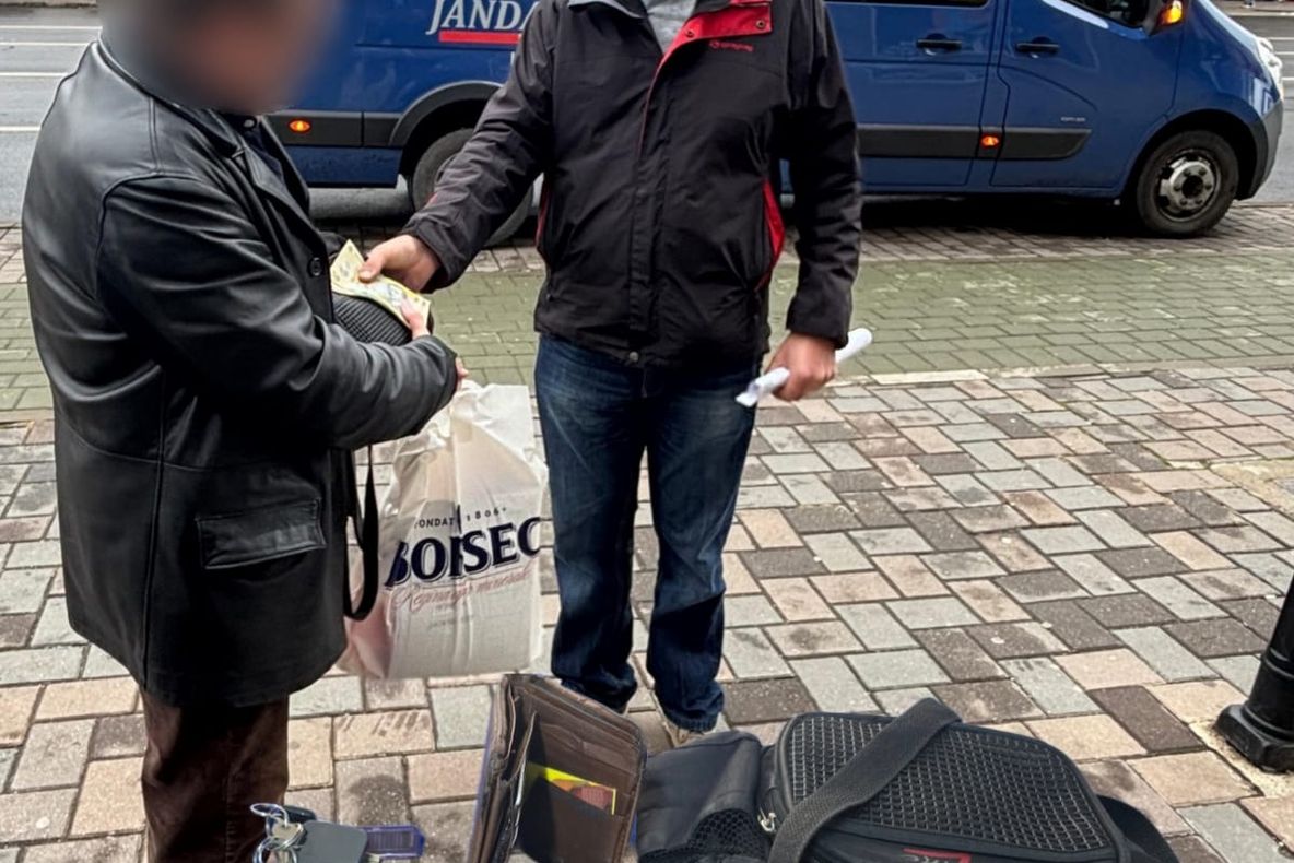 Gest de omenie - a găsit o borsetă plină cu bani și ce a făcut arată onoarea unui jandarm băcăuan