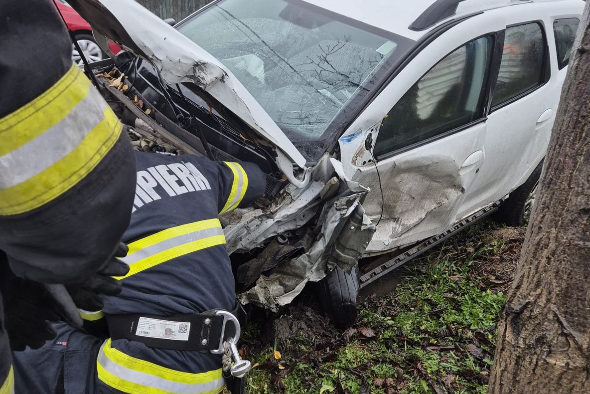 Accident la Helegiu - o persoană, rănită și transportată la spital după un impact violent