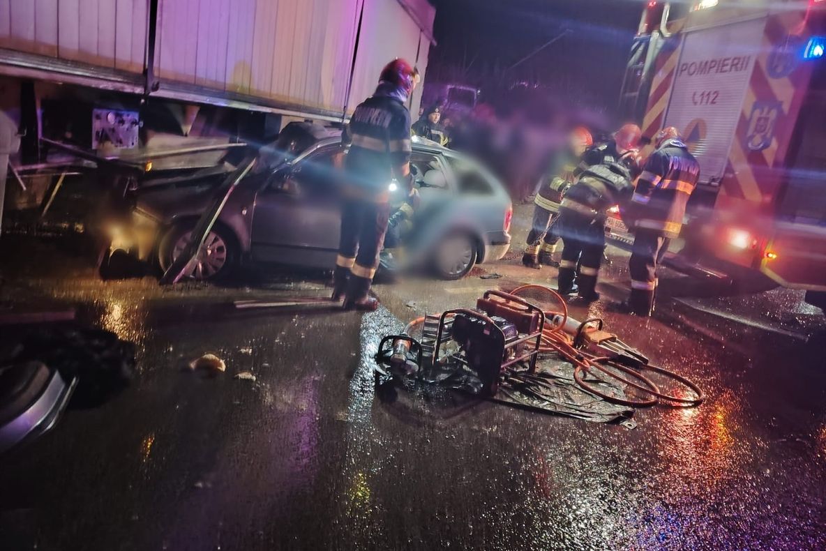 Accident grav la Coțofănești: două persoane decedate și trei rănite
