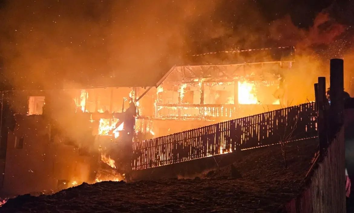 Locuință mistuită de flăcări în Gura Văii, județul Bacău