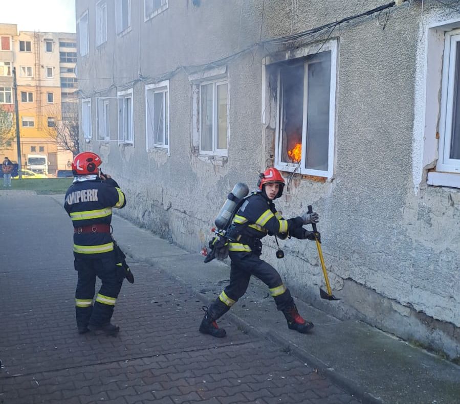 Incendiu la un apartament din Moinești: 27 de persoane evacuate, o femeie asistată de SMURD Moinești