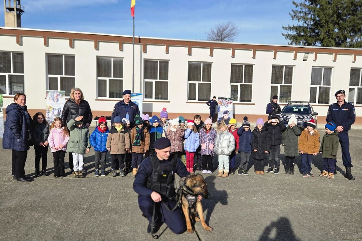 Jandarm pentru o zi: peste 200 de elevi în vizită la jandarmii băcăuani