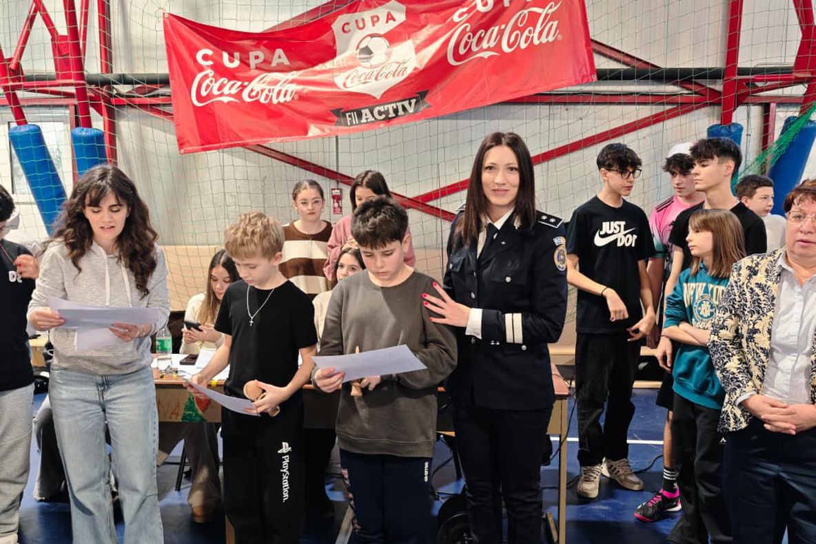 „Școala altfel” la Bacău: Polițiștii promovează fair-play-ul și camaraderia prin concurs de kendama