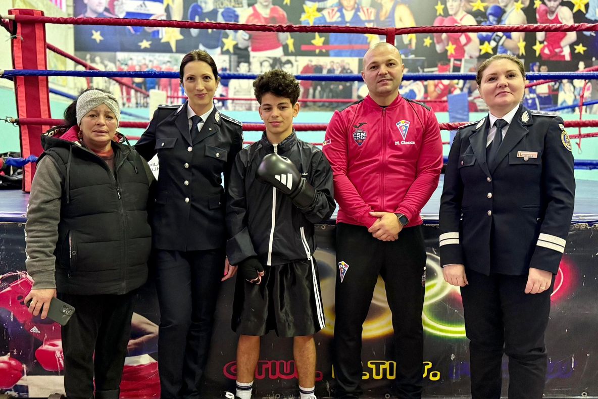 Polițiștii băcăuani au oferit ajutor și susținere unui tânăr pasionat de box