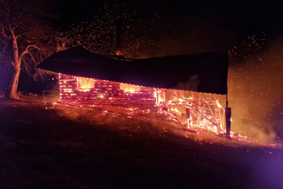 Cabană mistuită de flăcări la Ghimeș Făget