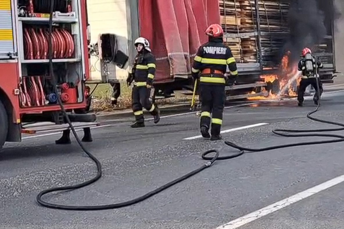 Bacău: Incendiu la un autocamion pe DN E85, în comuna Răcăciuni