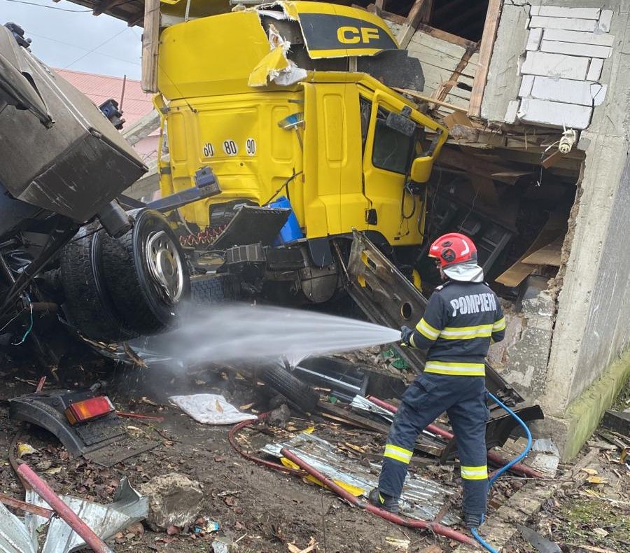 Bacău: Un autotren a intrat într-o locuință din comuna Filipești, nu au fost înregistrate victime