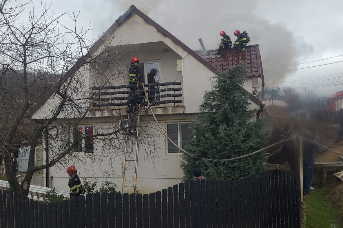Incendiu la o locuință tip duplex din comuna Cleja