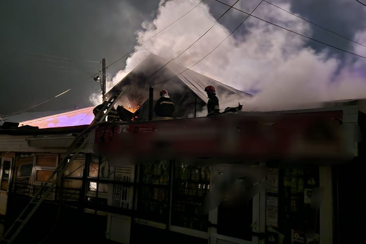 Comănești: Incendiu la un complex comercial din Piața Centrală, intervenție de amploare a pompierilor