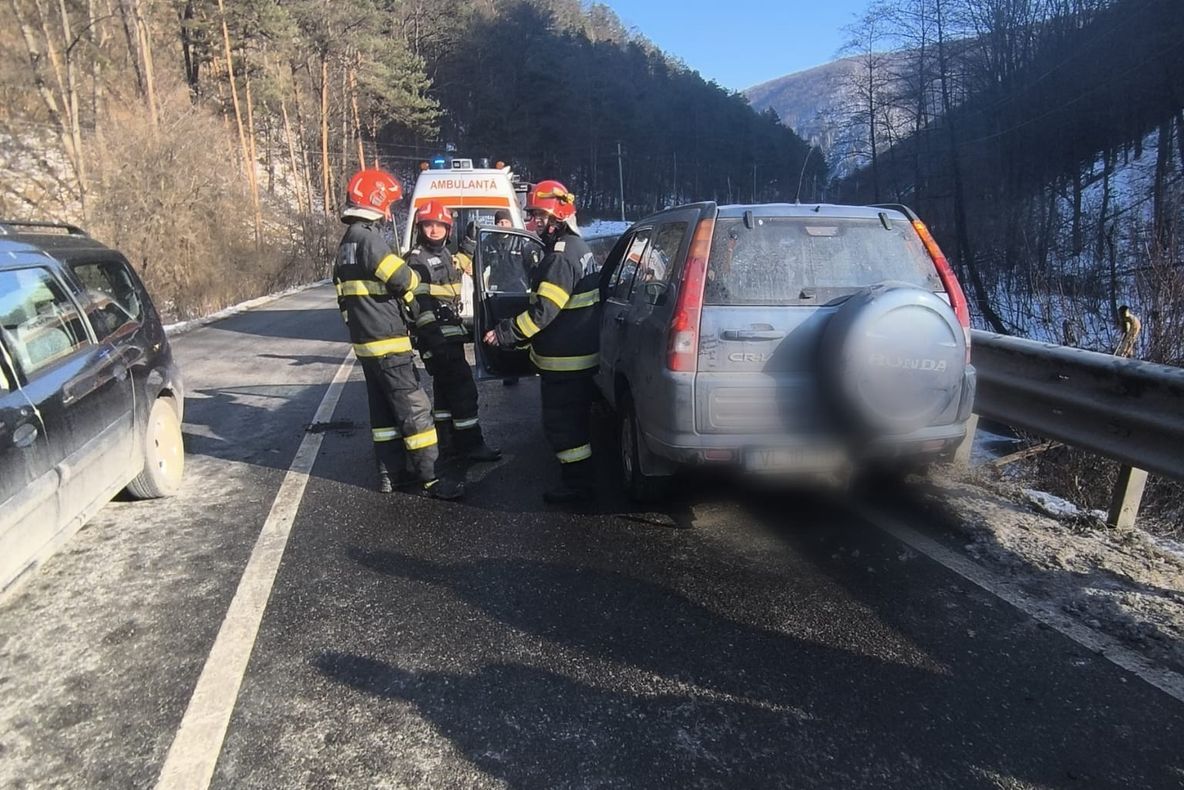 Pompierii din Onești intervin la un accident rutier la Slănic Moldova: un bărbat încarcerat, salvat