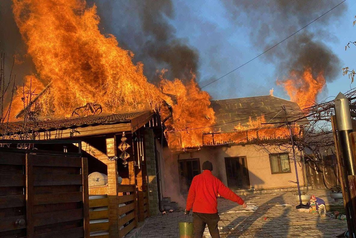 Bacău : Incendiu puternic în Lupești, comuna Mănăstirea Cașin - trei locuințe și anexe, afectate de flăcări