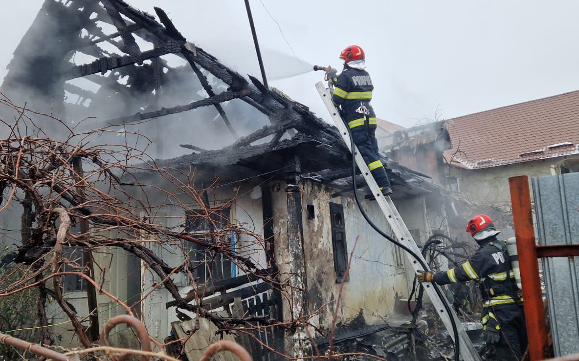 Incendiu la o locuință din Poduri, sat Bucșești: pompierii au intervenit prompt