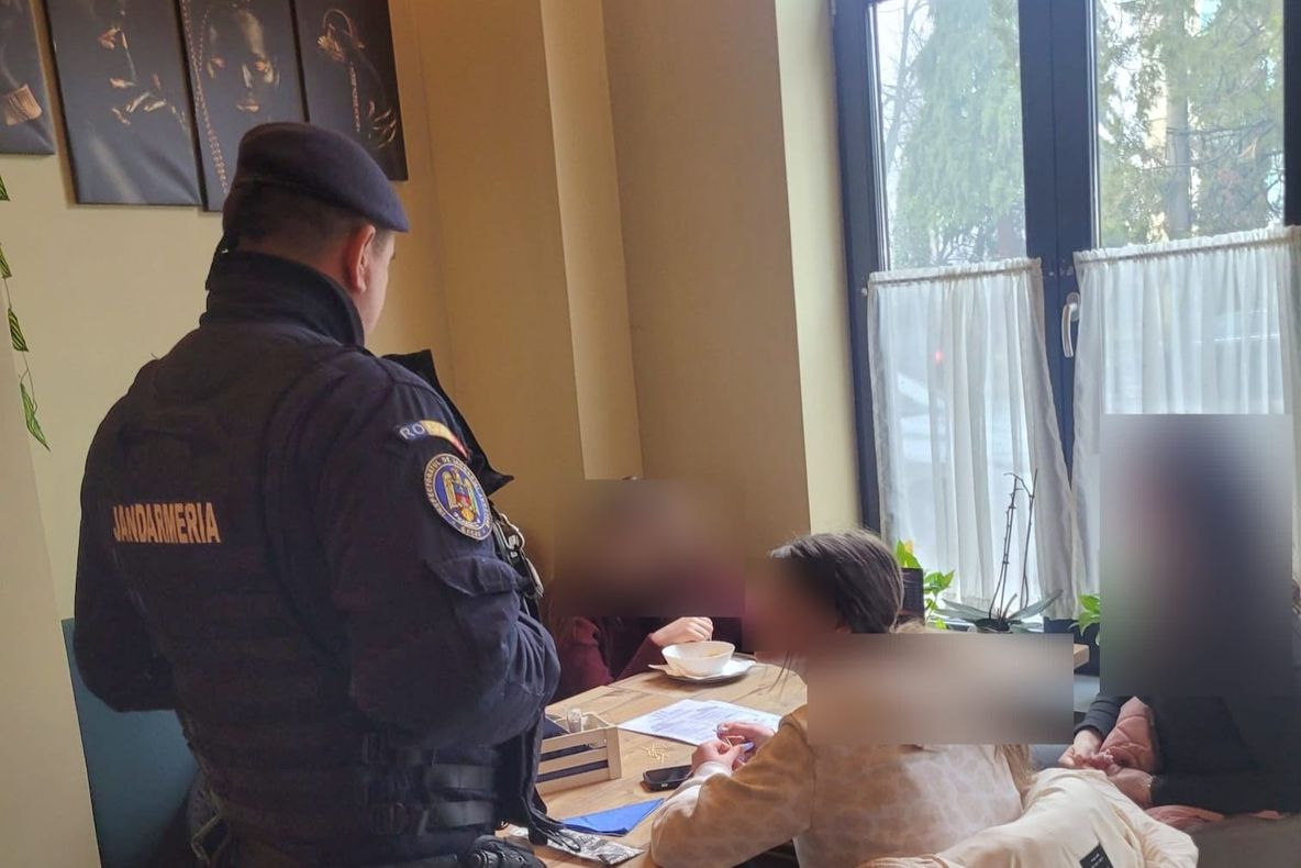 Jandarmii băcăuani desfășoară acțiuni preventive în școlile din Comănești și Moinești